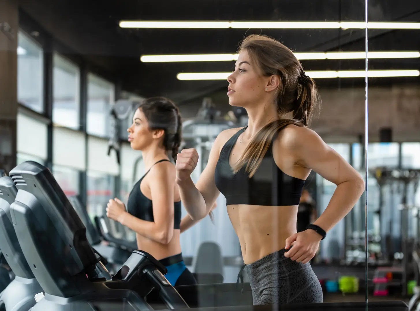 Mujeres haciendo cardio en el gimnasio – ejercicio cardiovascular para el bienestar general y la salud.