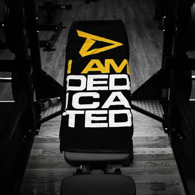 Serviette de musculation Dedicated posée sur banc – fitness salle de sport