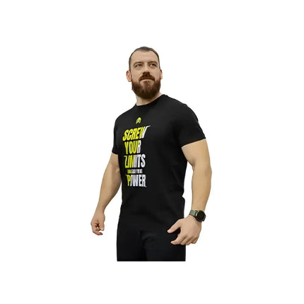 Homme portant le t-shirt noir "Screw Your Limits" de Hiro.Lab, de face