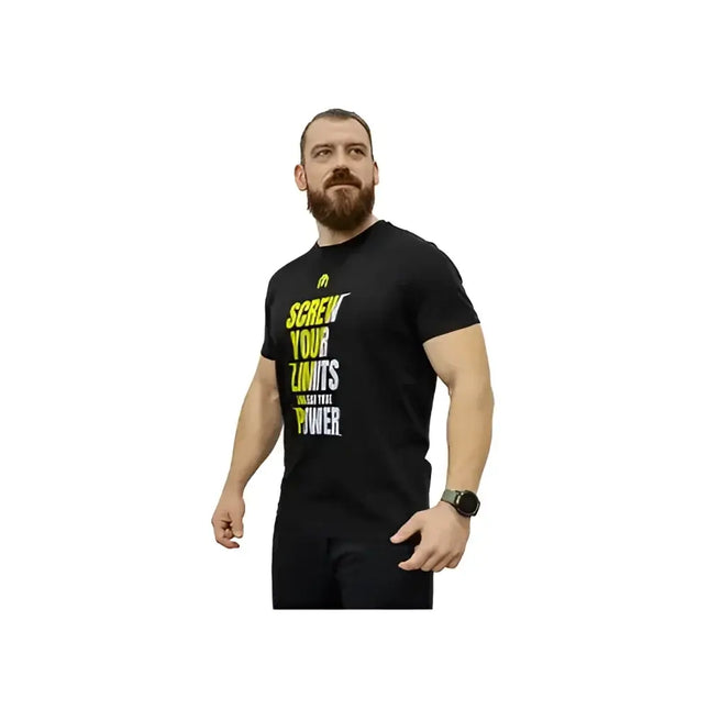 Homme portant le t-shirt noir "Screw Your Limits" de Hiro.Lab, de face